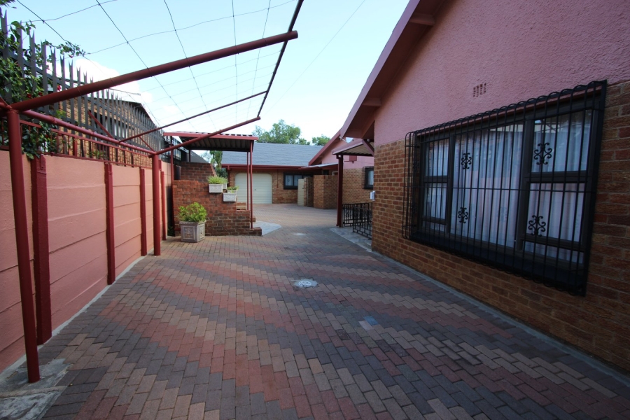 4 Bedroom Property for Sale in Naudeville Free State